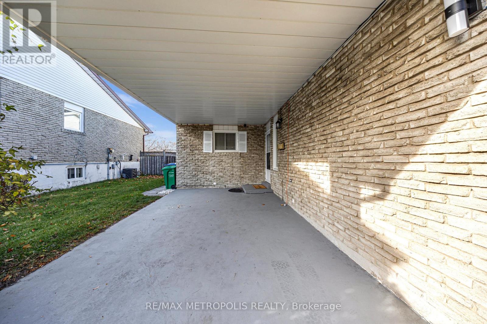 Main - 501 Daralea Heights, Mississauga, Ontario  L5A 3H7 - Photo 5 - W12576342