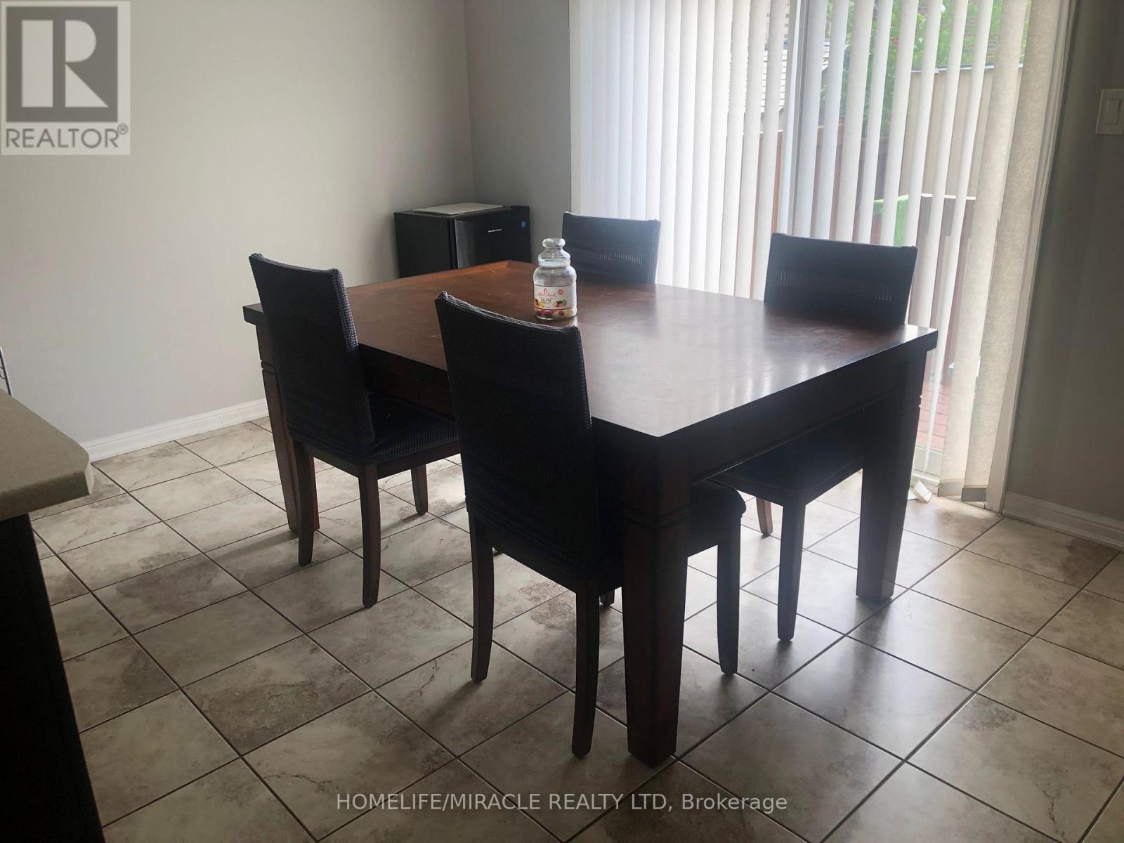 25 Seafair Crescent, Brampton, Ontario  L6Y 5W2 - Photo 3 - W12576352