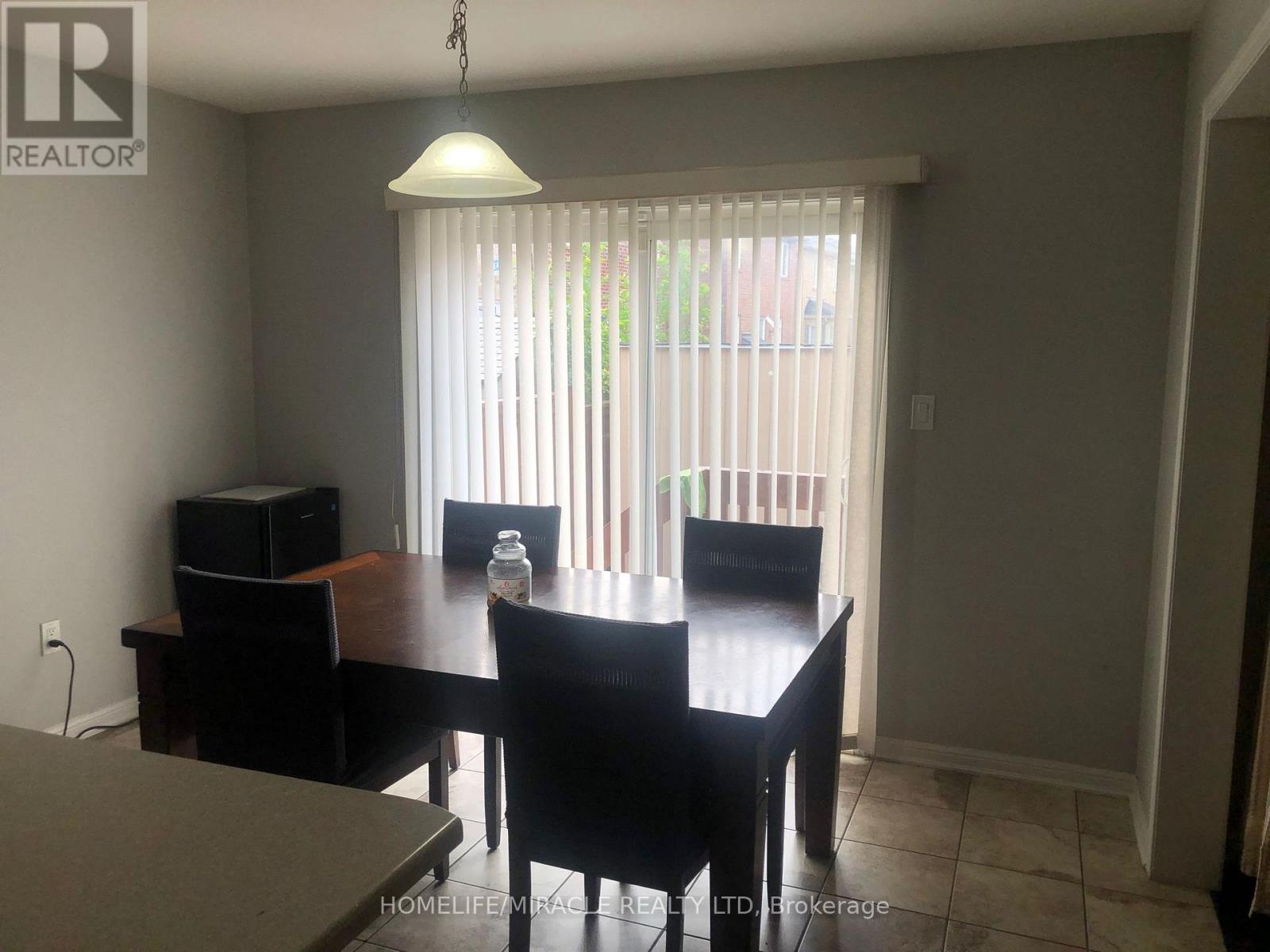 25 Seafair Crescent, Brampton, Ontario  L6Y 5W2 - Photo 4 - W12576352