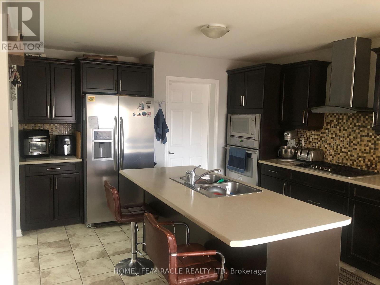 25 Seafair Crescent, Brampton, Ontario  L6Y 5W2 - Photo 5 - W12576352