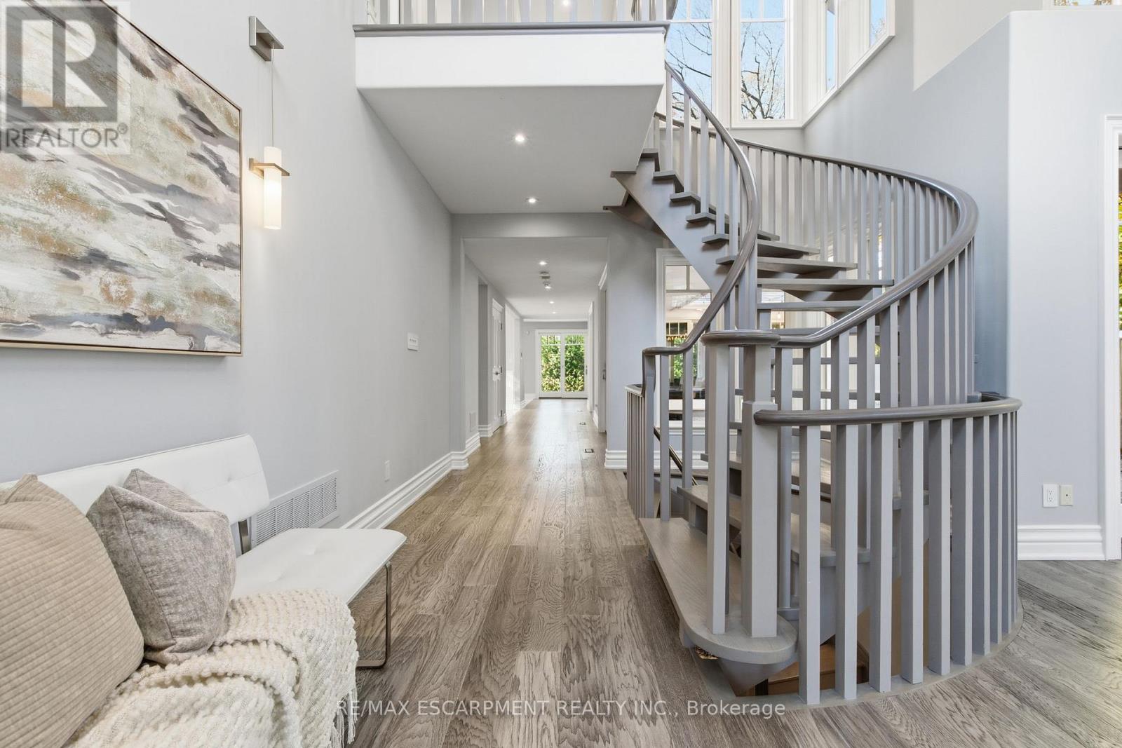 271 Oakhill Road, Mississauga, Ontario  L5G 2P8 - Photo 4 - W12576364