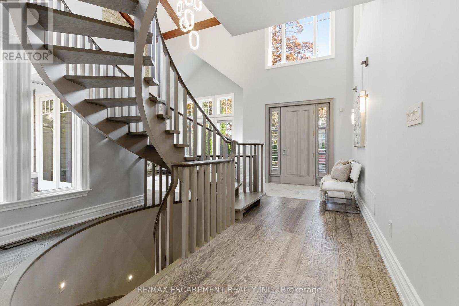 271 Oakhill Road, Mississauga, Ontario  L5G 2P8 - Photo 5 - W12576364