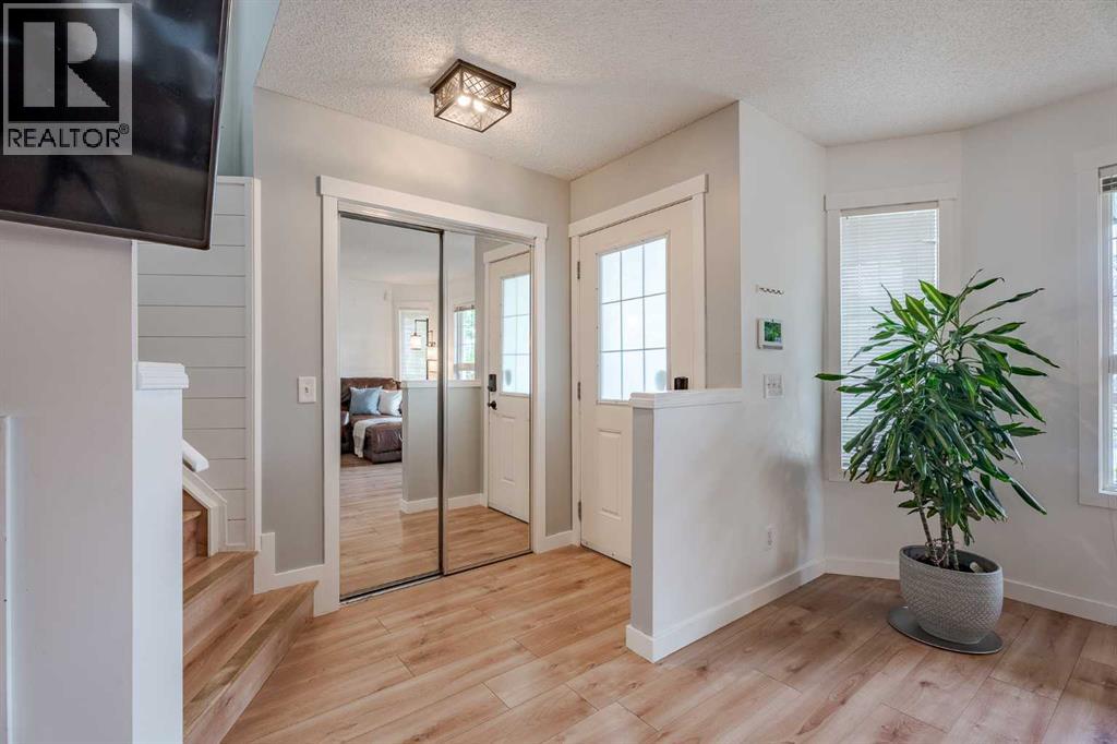 93 Evansford Circle Nw, Calgary, Alberta  T3P 0A9 - Photo 2 - A2254544