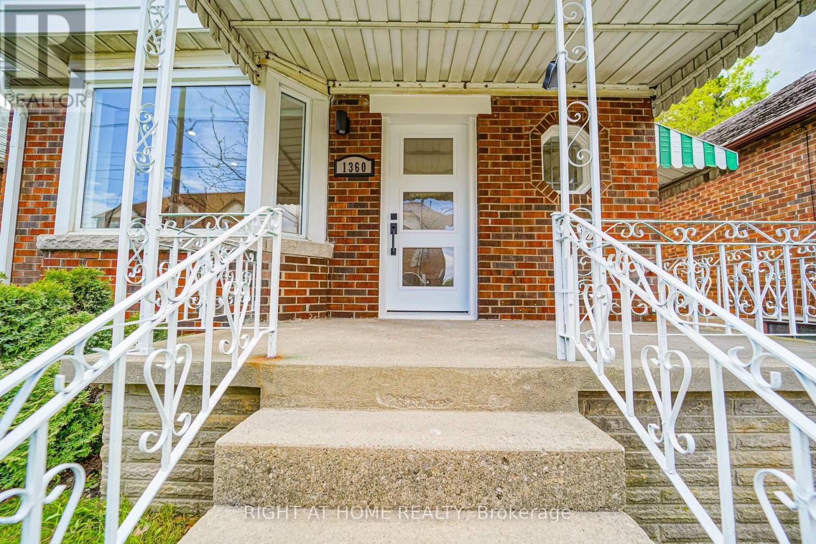 1360 Woodbine Avenue, Toronto, Ontario  M4C 4G5 - Photo 3 - E12576522