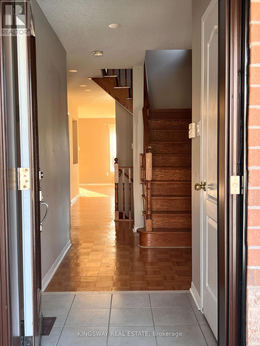 102 Lucena Crescent, Vaughan, Ontario  L6A 2W4 - Photo 2 - N12576384