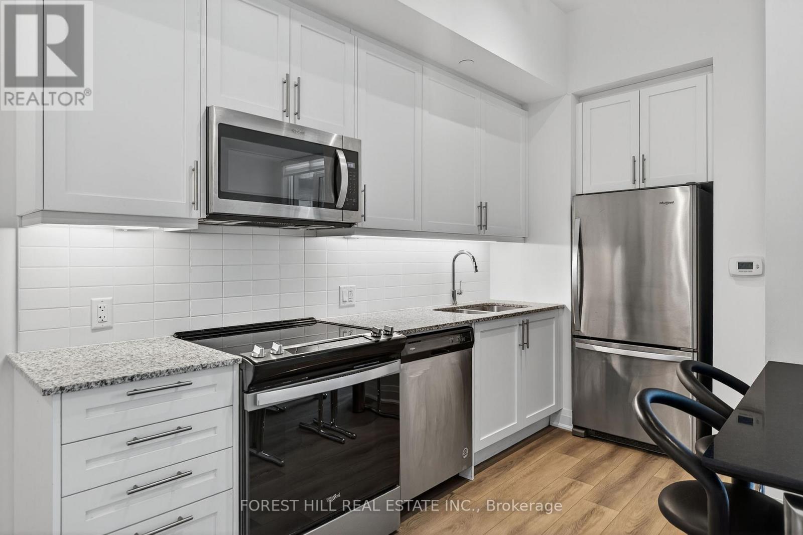 208 - 10 Gatineau Drive, Vaughan, Ontario  L4J 0L2 - Photo 3 - N12576474