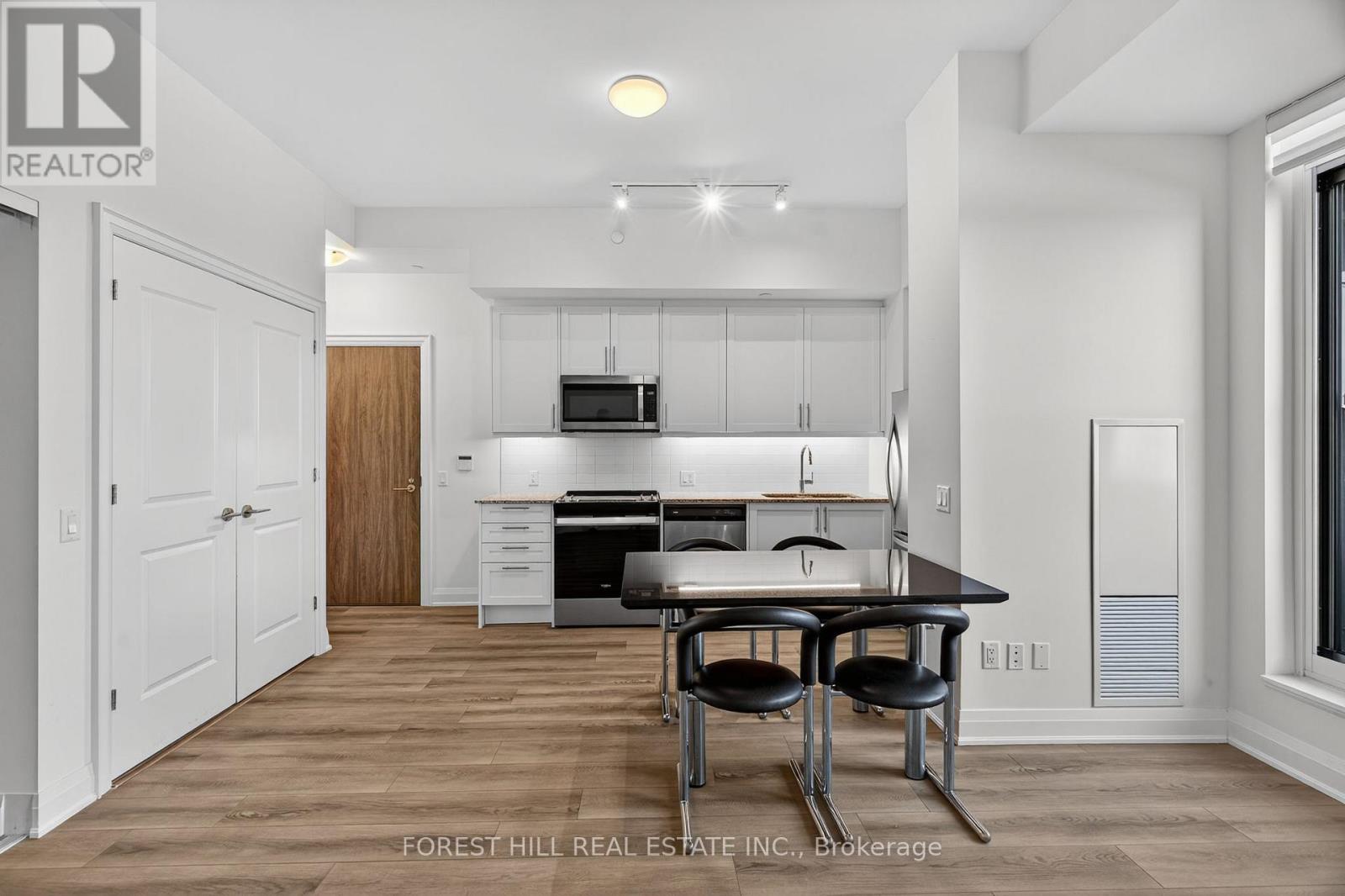 208 - 10 Gatineau Drive, Vaughan, Ontario  L4J 0L2 - Photo 4 - N12576474