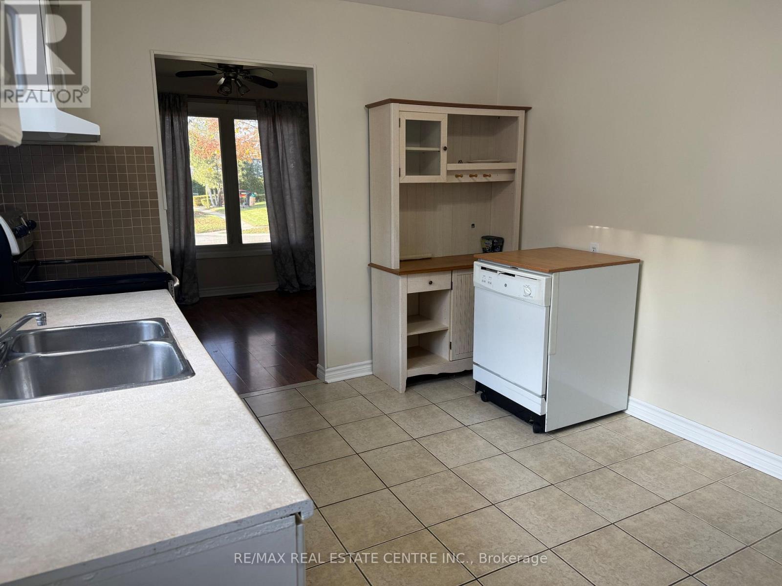 36 Rosefield Drive, Halton Hills, Ontario  L7G 4R5 - Photo 5 - W12576490