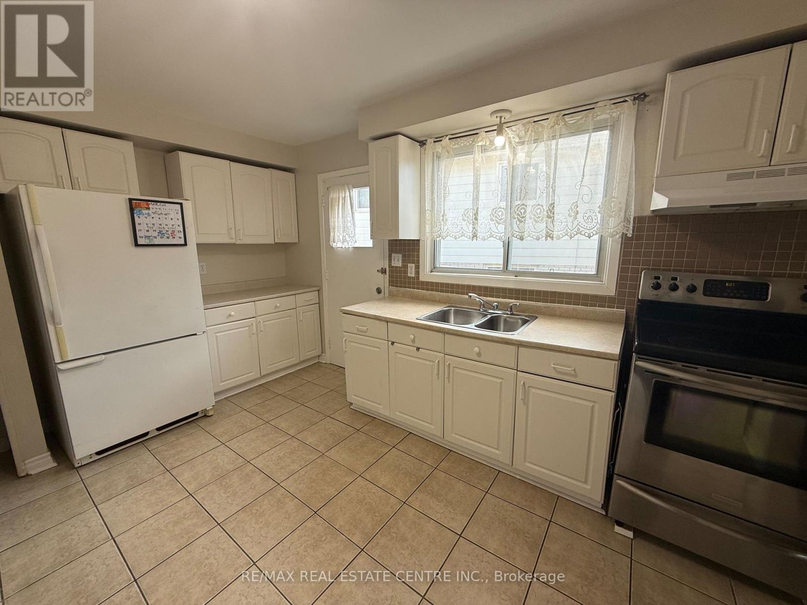 36 Rosefield Drive, Halton Hills, Ontario  L7G 4R5 - Photo 6 - W12576490