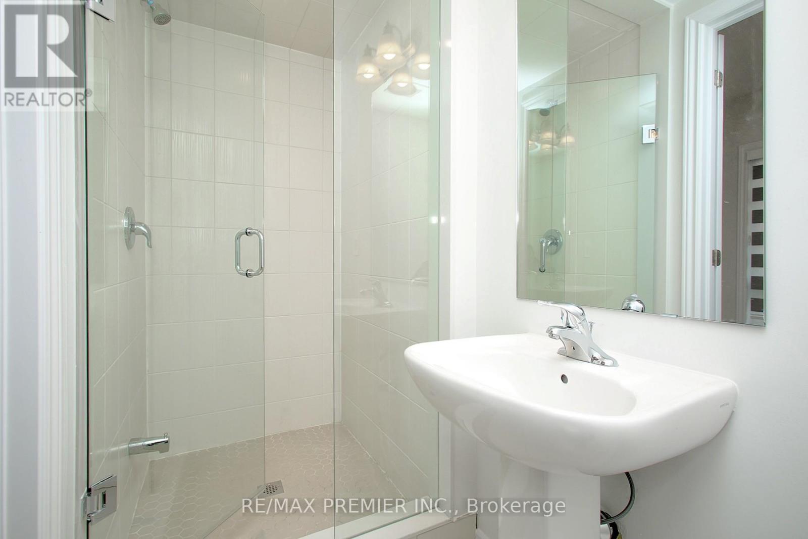 5897 Saigon Street, Mississauga, Ontario  L5V 2V9 - Photo 10 - W12576524