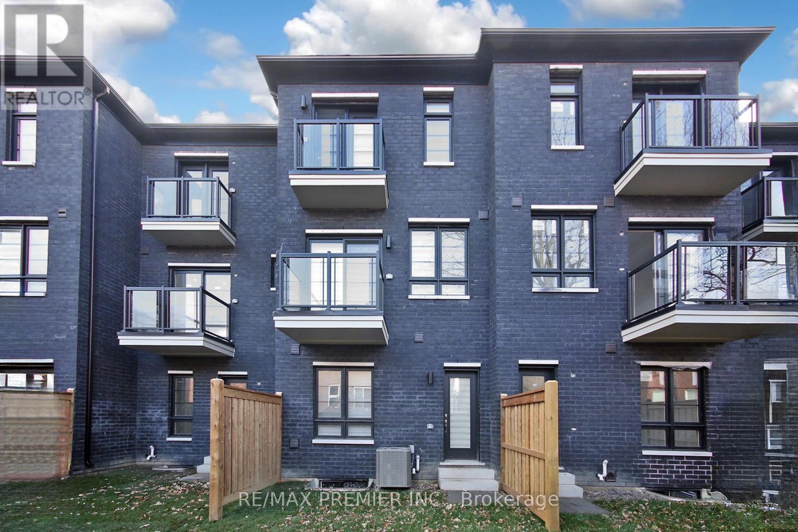 5897 Saigon Street, Mississauga, Ontario  L5V 2V9 - Photo 3 - W12576524