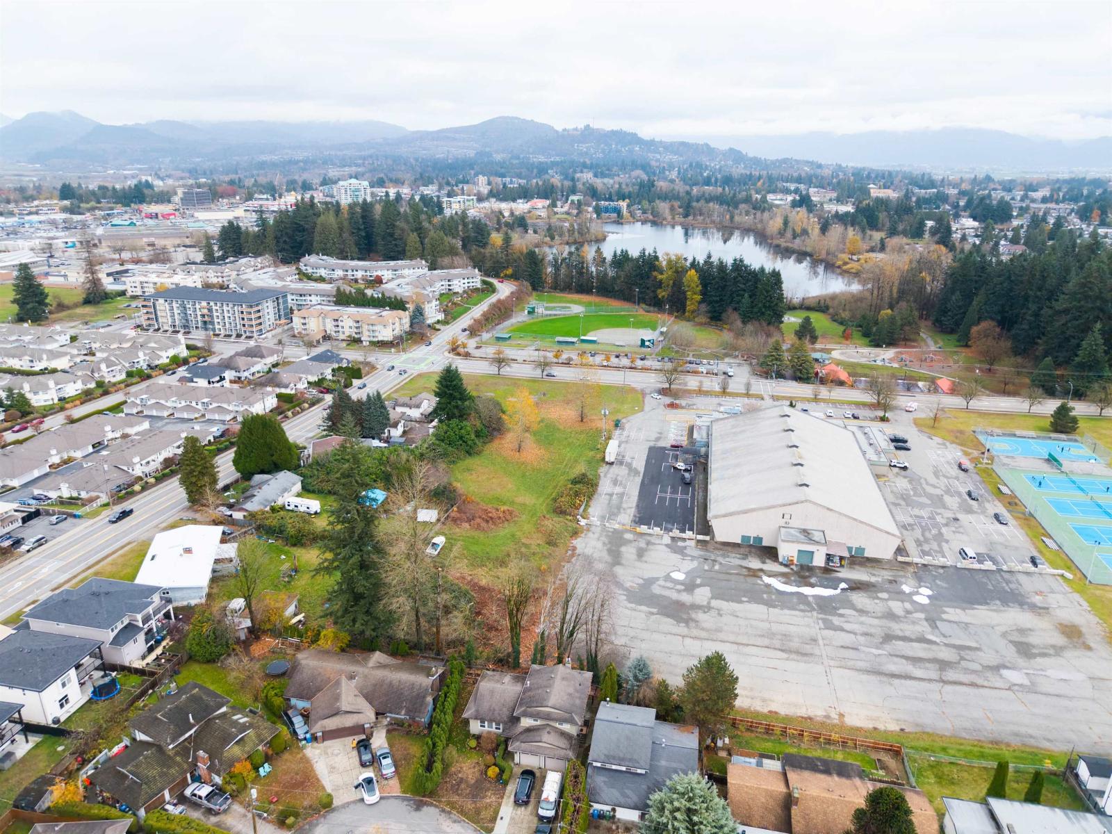 32557 Ridgeway Street, Abbotsford, British Columbia  V2T 3H6 - Photo 2 - R3068893