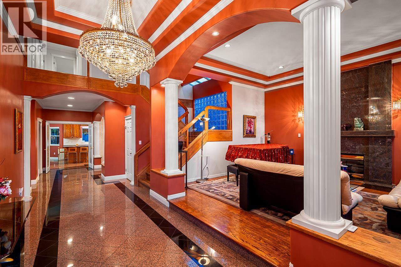 2768 Southcrest Drive, Burnaby, British Columbia  V5A 4V4 - Photo 2 - R3070047