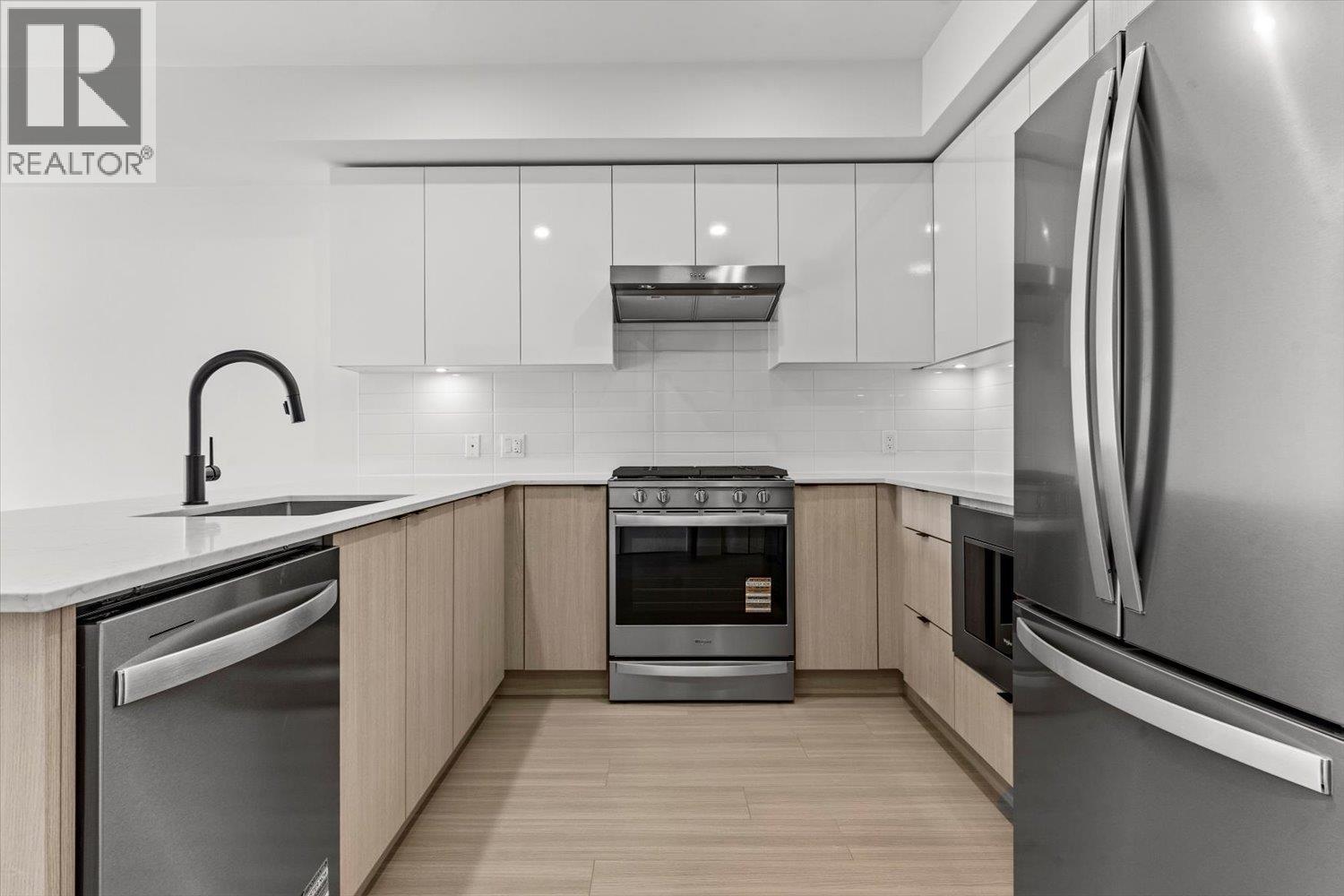 207 2277 Hawthorne Avenue, Port Coquitlam, British Columbia  V3C 1W7 - Photo 1 - R3068386