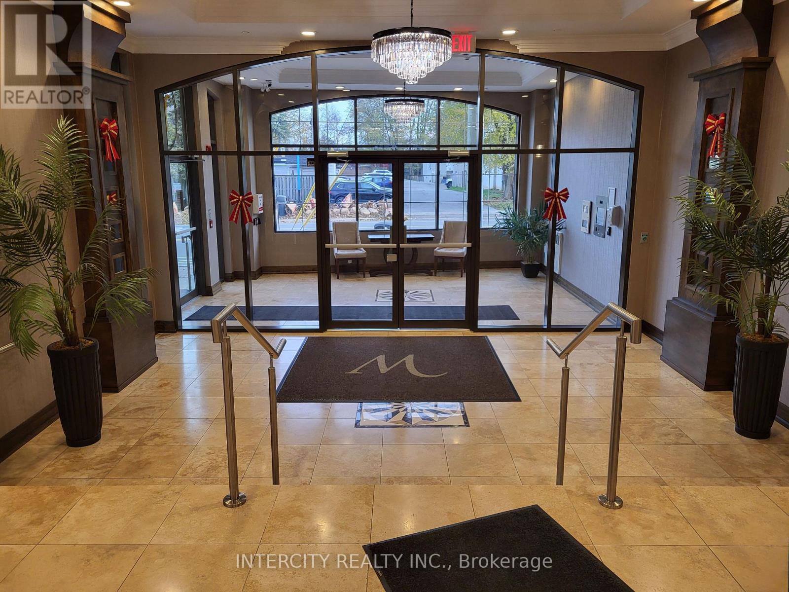 305 - 205 Lakeshore Road, Oakville, Ontario  L6K 0H8 - Photo 2 - W12576372