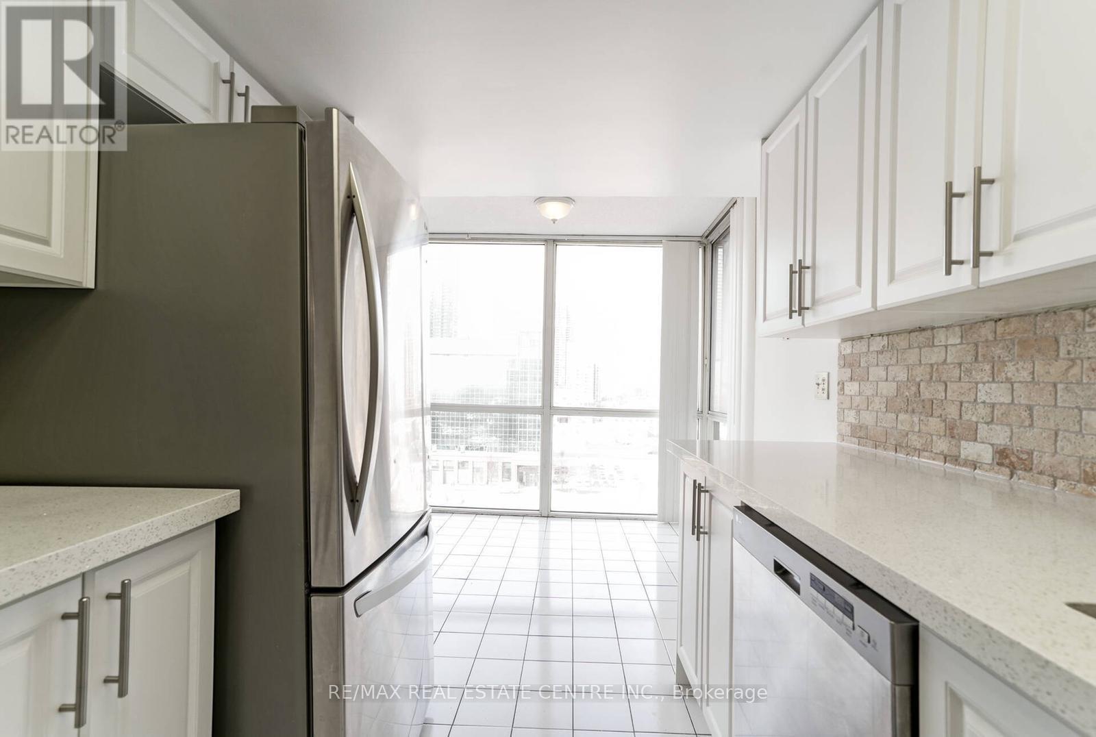 1207 - 350 Webb Drive, Mississauga, Ontario  L5B 3W4 - Photo 14 - W12576570