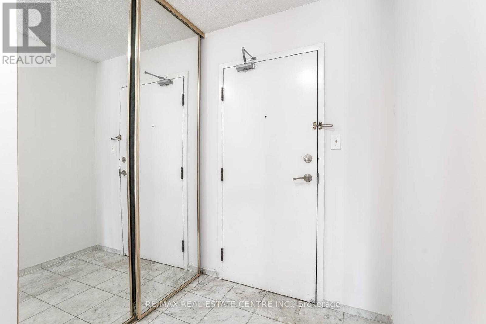 1207 - 350 Webb Drive, Mississauga, Ontario  L5B 3W4 - Photo 6 - W12576570