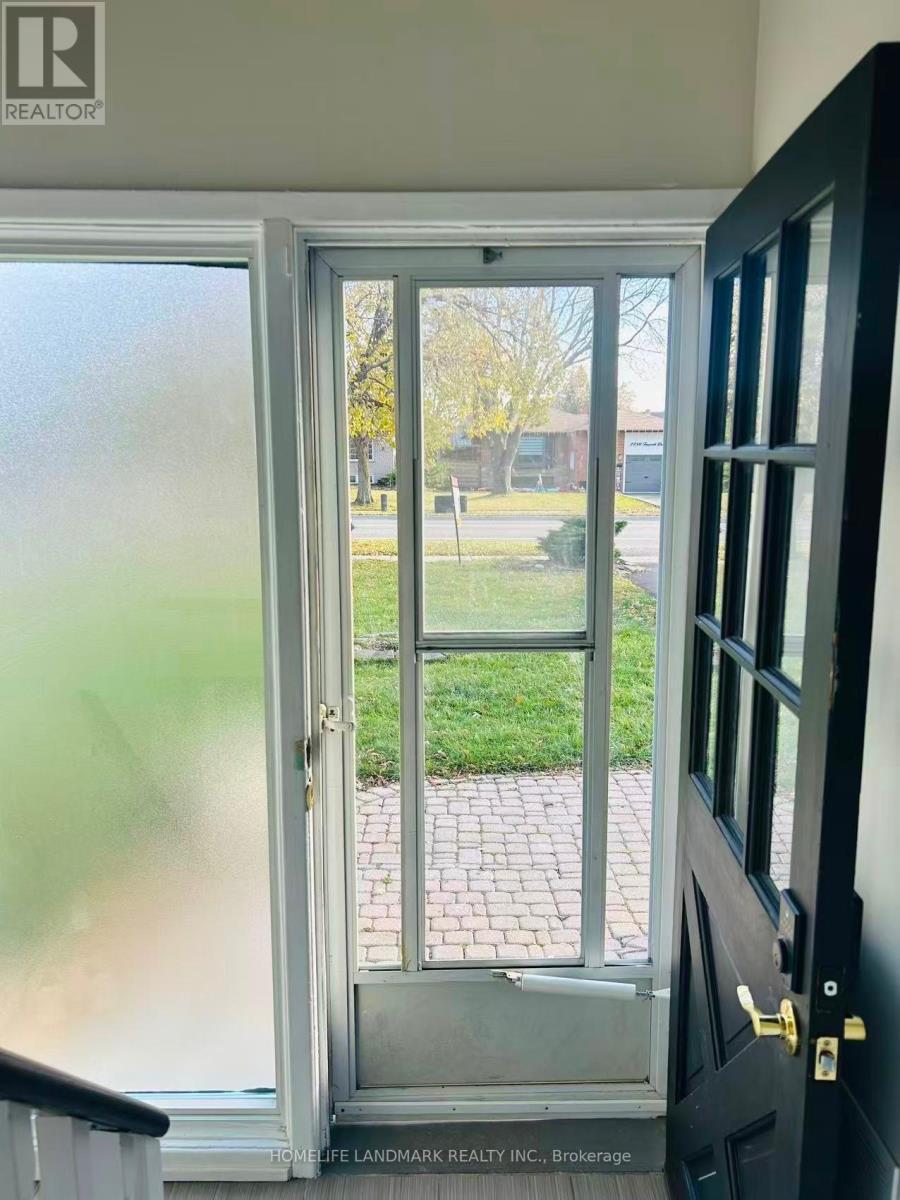 2749 Truscott Drive, Mississauga, Ontario L5J 2B8 - Photo 2 - W12520008