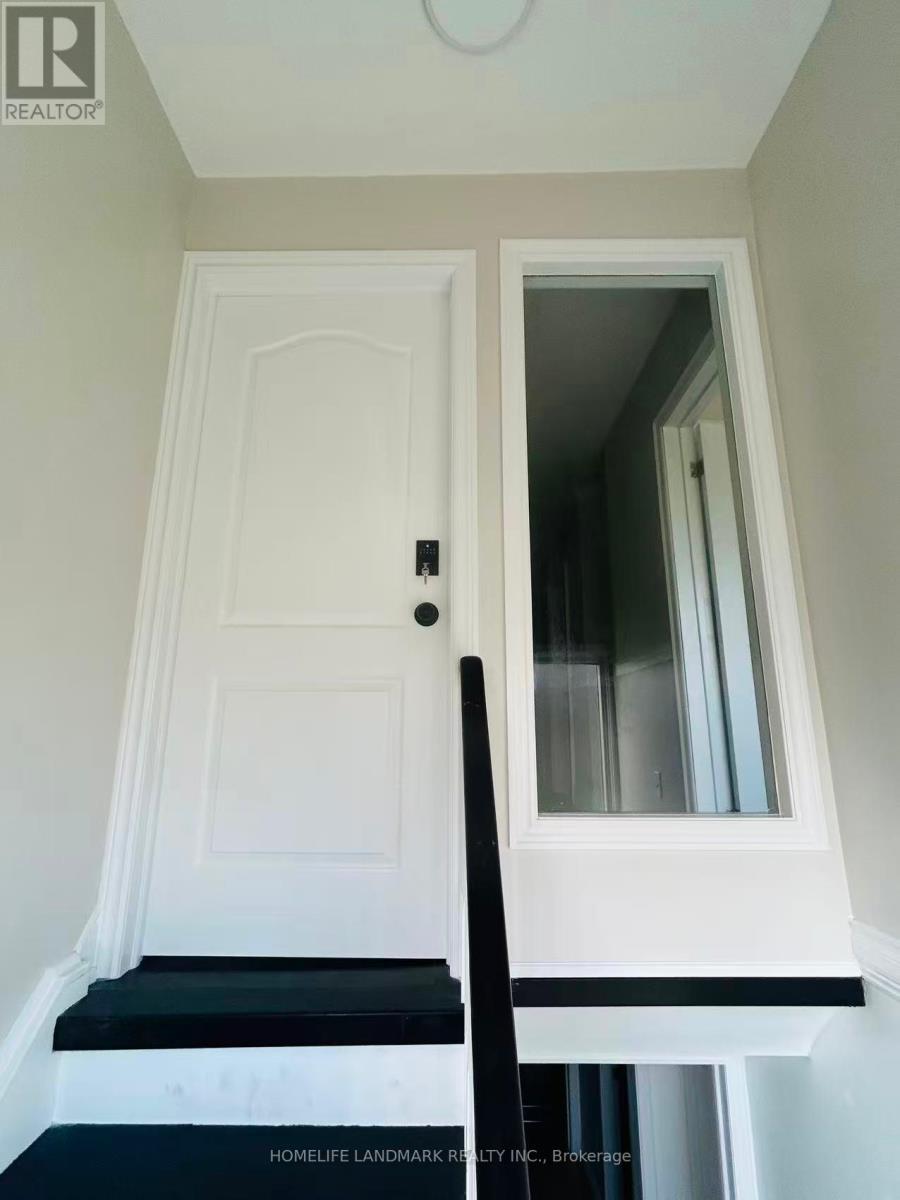 2749 Truscott Drive, Mississauga, Ontario L5J 2B8 - Photo 3 - W12520008