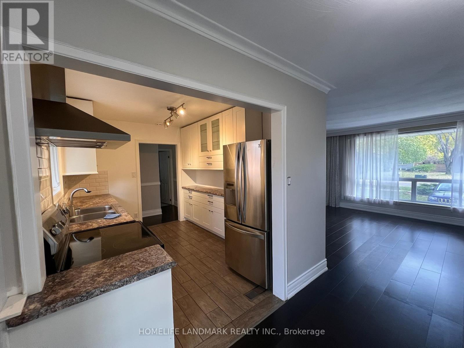 2749 Truscott Drive, Mississauga, Ontario L5J 2B8 - Photo 5 - W12520008