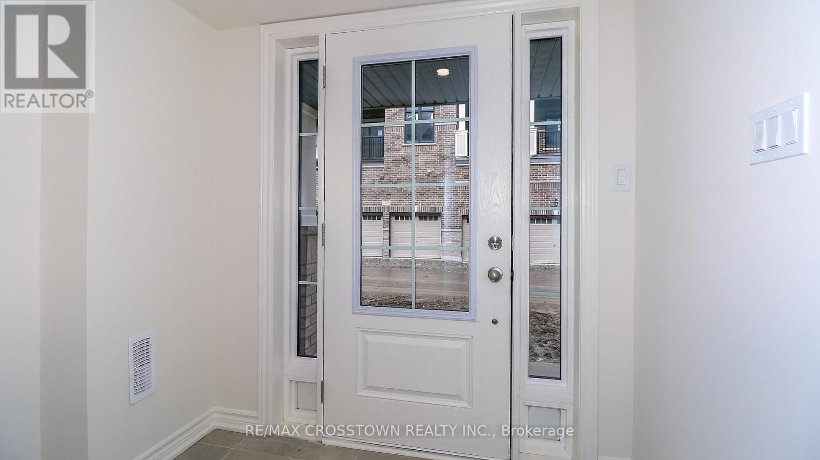 Unit 20 - 2025 Matteer Court, Innisfil, Ontario  L9S 4T9 - Photo 4 - N12576752