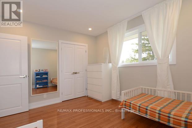 4 Thelmere Place, Toronto, Ontario  M9R 2B7 - Photo 10 - W12576652