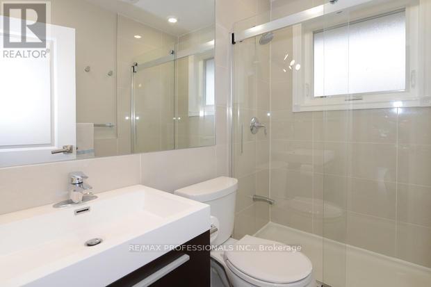 4 Thelmere Place, Toronto, Ontario  M9R 2B7 - Photo 11 - W12576652