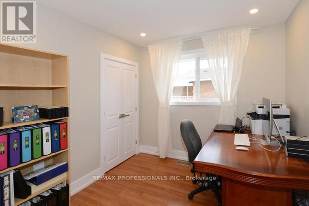 4 Thelmere Place, Toronto, Ontario  M9R 2B7 - Photo 12 - W12576652