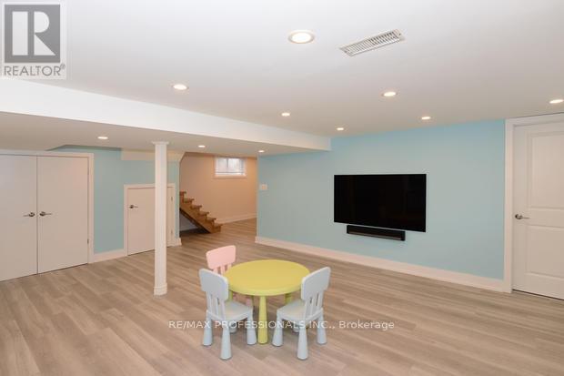 4 Thelmere Place, Toronto, Ontario  M9R 2B7 - Photo 13 - W12576652