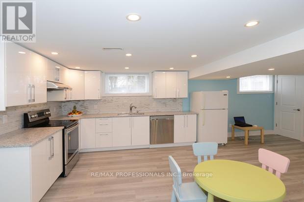 4 Thelmere Place, Toronto, Ontario  M9R 2B7 - Photo 14 - W12576652