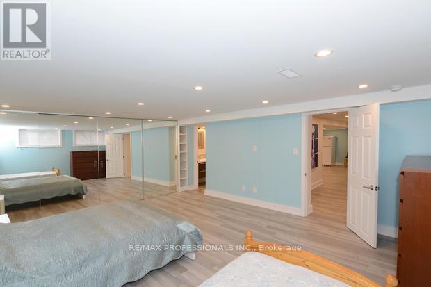 4 Thelmere Place, Toronto, Ontario  M9R 2B7 - Photo 15 - W12576652