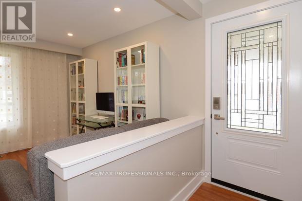 4 Thelmere Place, Toronto, Ontario  M9R 2B7 - Photo 2 - W12576652