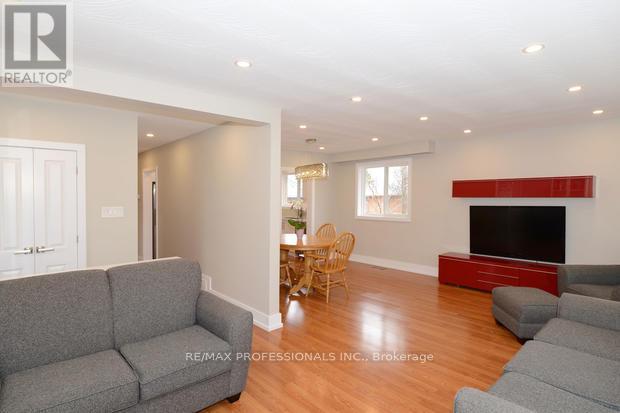 4 Thelmere Place, Toronto, Ontario  M9R 2B7 - Photo 3 - W12576652