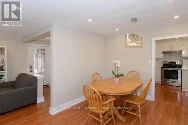 4 Thelmere Place, Toronto, Ontario  M9R 2B7 - Photo 5 - W12576652