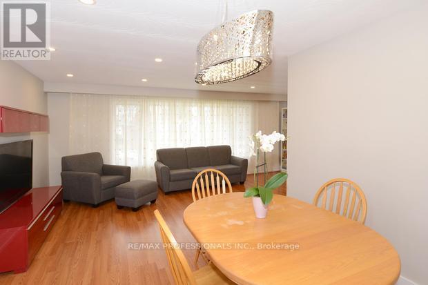 4 Thelmere Place, Toronto, Ontario  M9R 2B7 - Photo 6 - W12576652