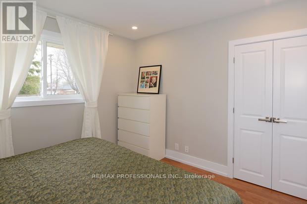 4 Thelmere Place, Toronto, Ontario  M9R 2B7 - Photo 9 - W12576652