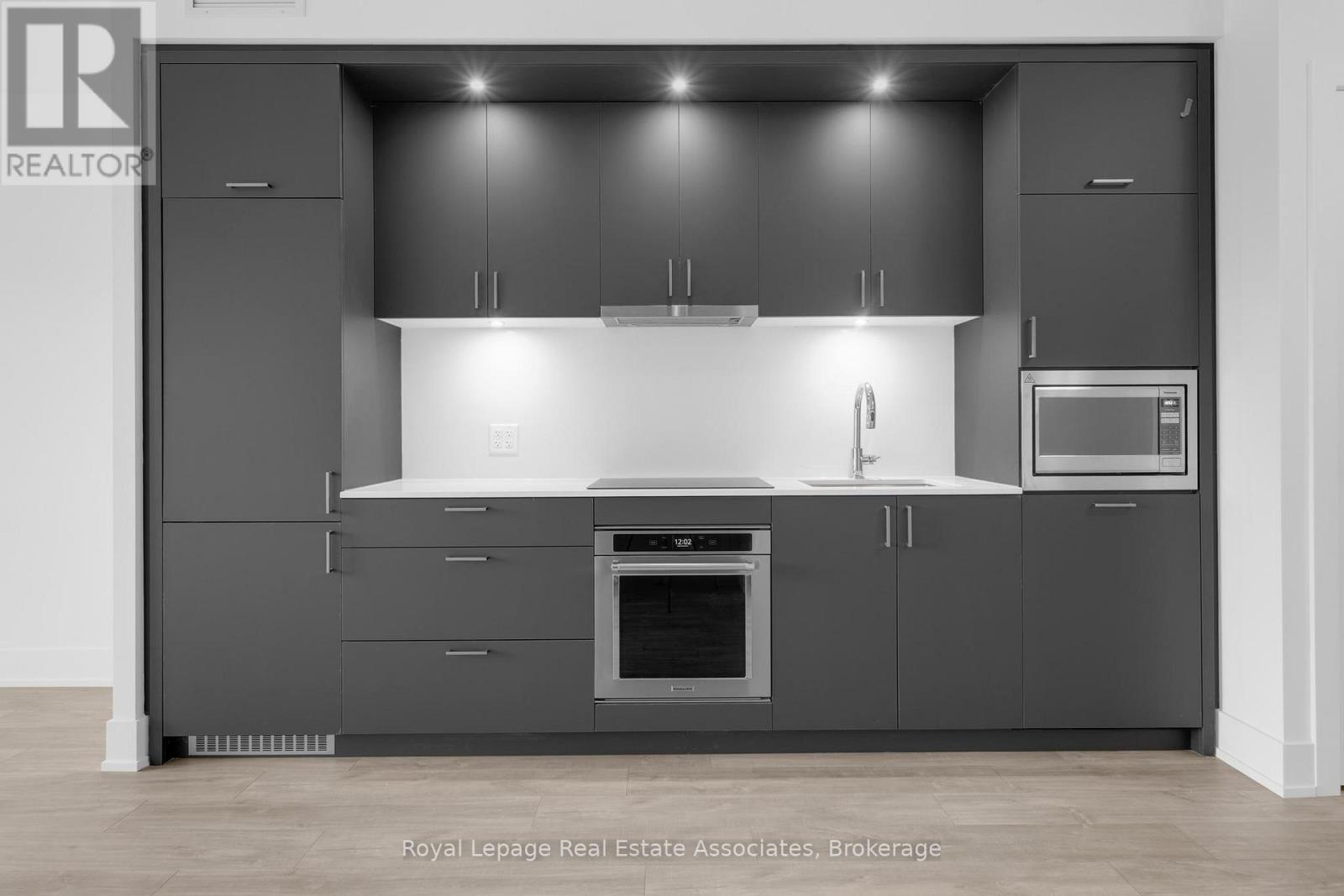 616 - 259 The Kingsway, Toronto, Ontario  M9A 0G2 - Photo 2 - W12576766