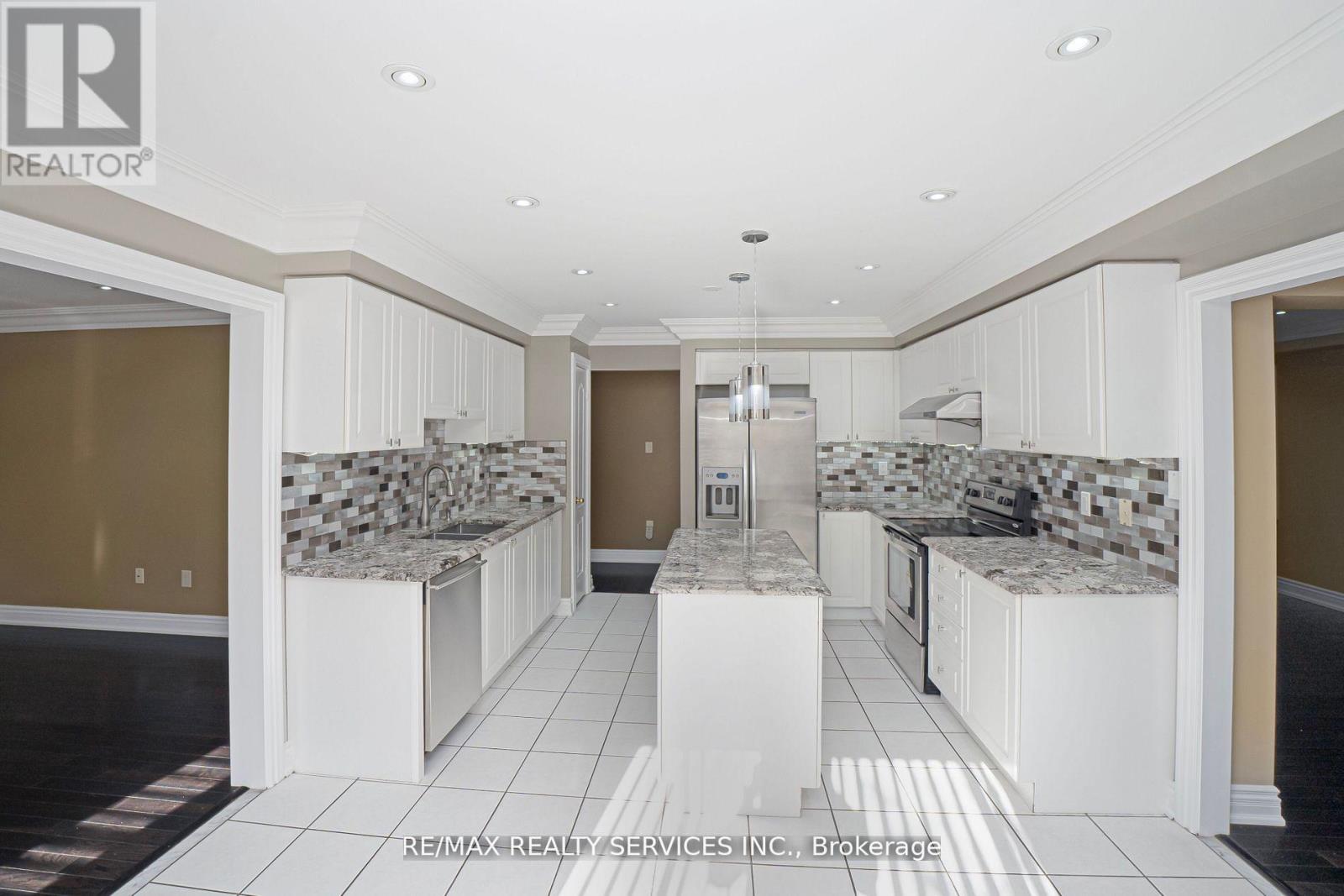 14 Foxmere Road, Brampton, Ontario  L7A 1S6 - Photo 10 - W12576780