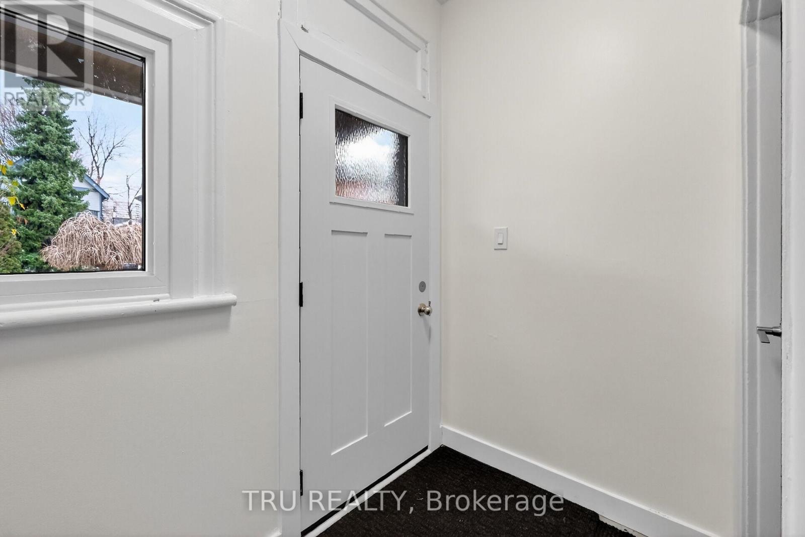 2 - 646 Gilmour Street, Ottawa, Ontario K1R 5M1 - Photo 3 - X12576844