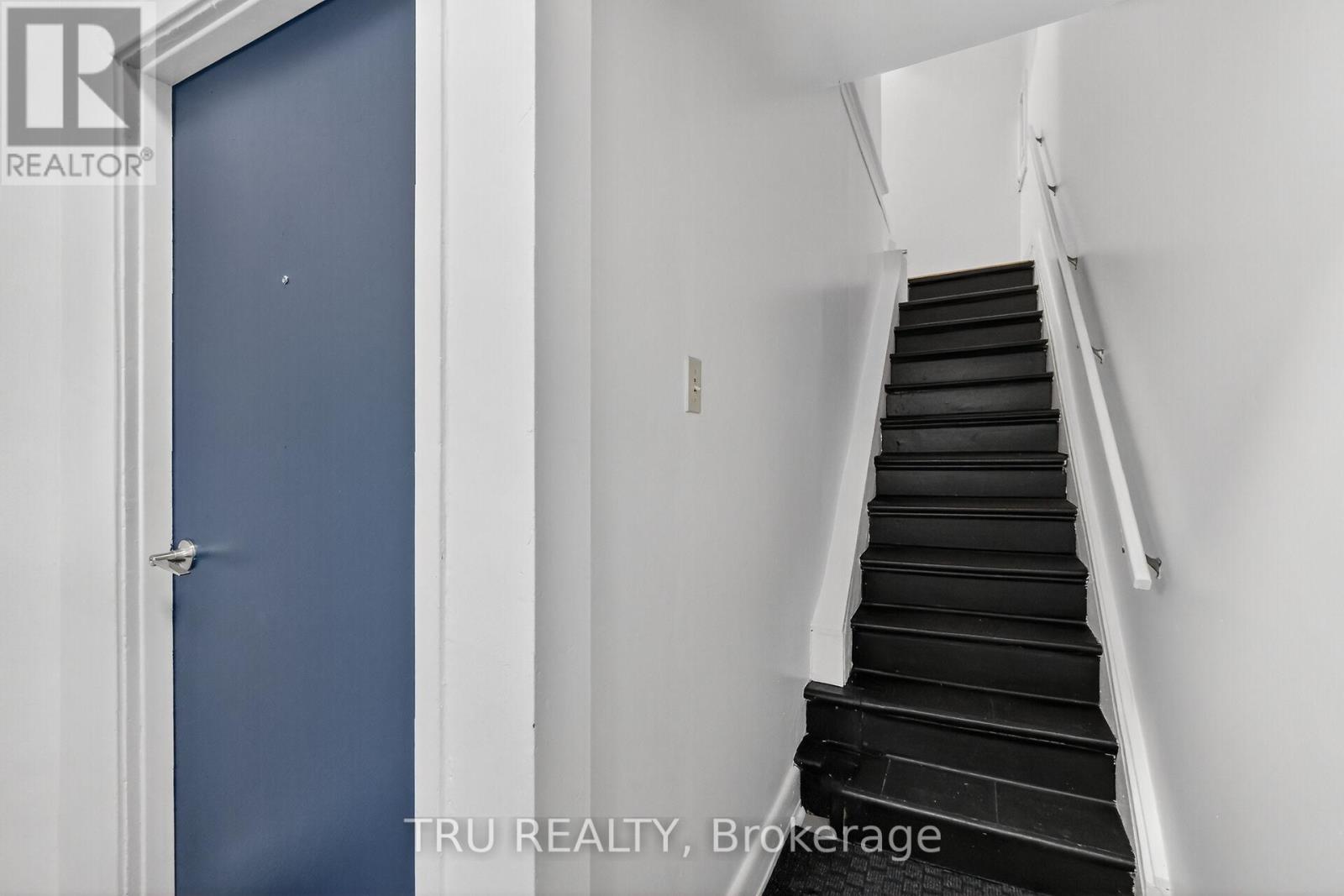 2 - 646 Gilmour Street, Ottawa, Ontario K1R 5M1 - Photo 4 - X12576844