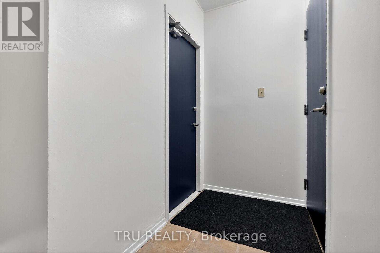 2 - 646 Gilmour Street, Ottawa, Ontario K1R 5M1 - Photo 5 - X12576844