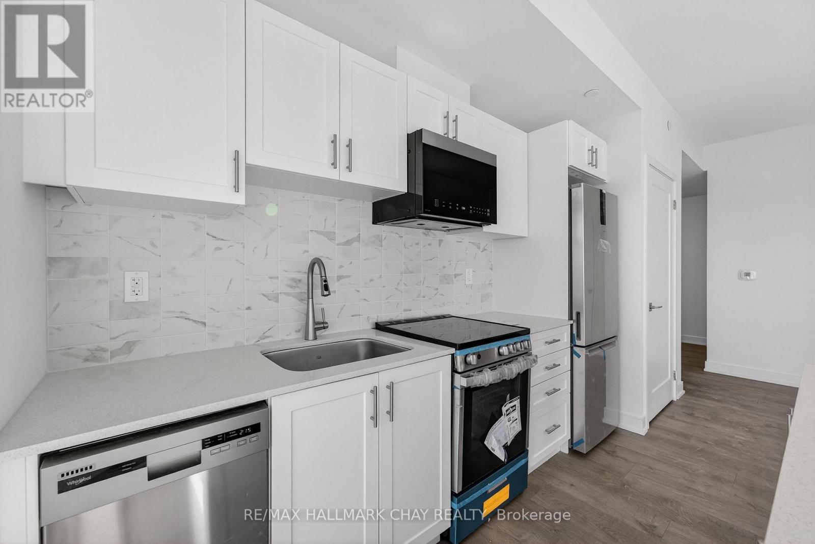 A908 - 715 Davis Drive, Newmarket, Ontario L3Y 0J2 - Photo 5 - N12576528