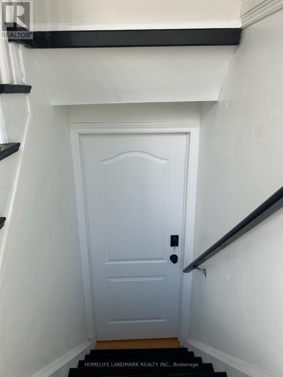 2749 Truscott Drive, Mississauga, Ontario L5J 2B8 - Photo 5 - W12520056