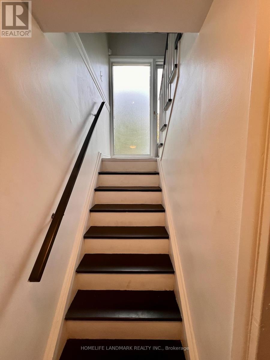 2749 Truscott Drive, Mississauga, Ontario L5J 2B8 - Photo 4 - W12520056