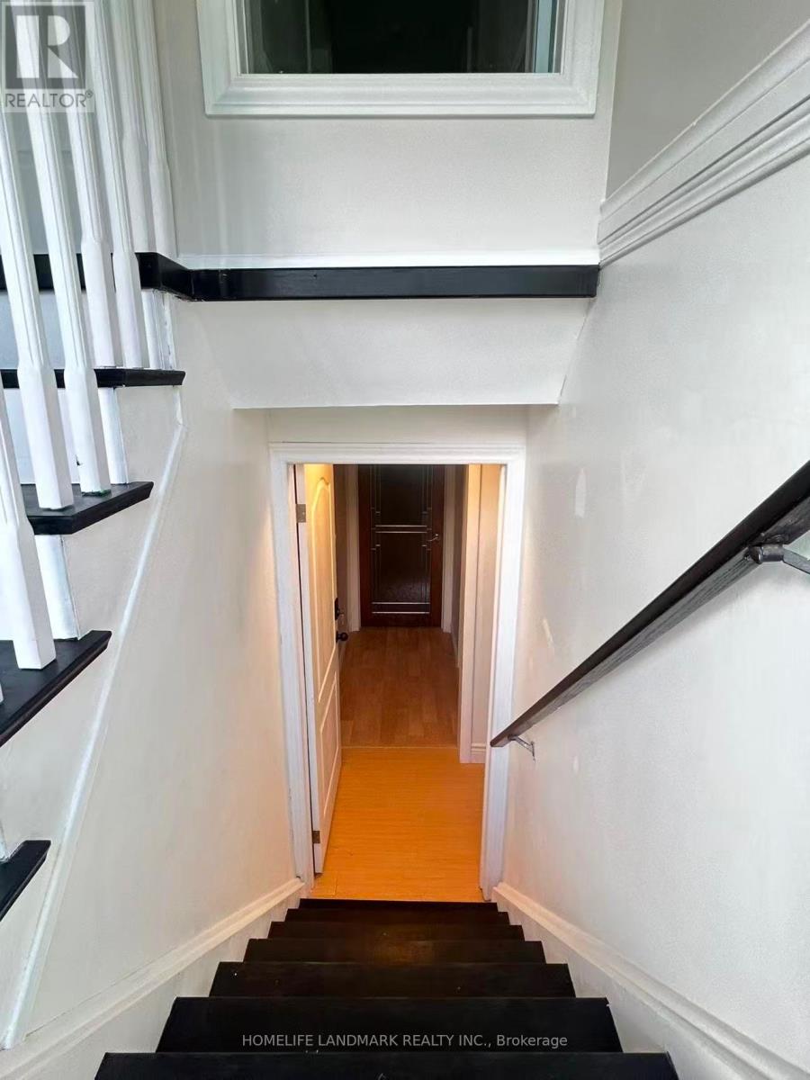 2749 Truscott Drive, Mississauga, Ontario L5J 2B8 - Photo 3 - W12520056