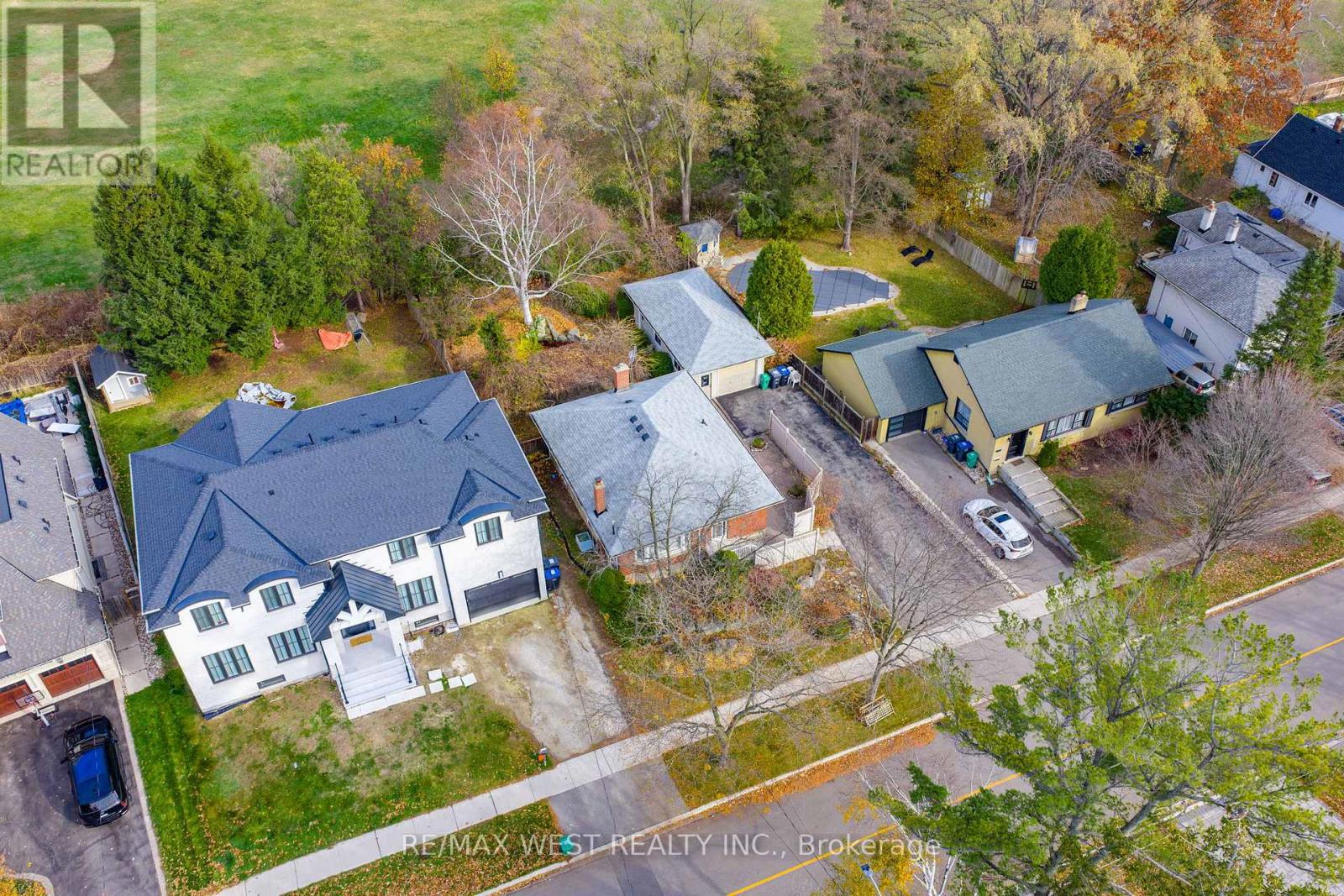 1361 Kenmuir Avenue, Mississauga, Ontario  L5G 4B3 - Photo 3 - W12576816