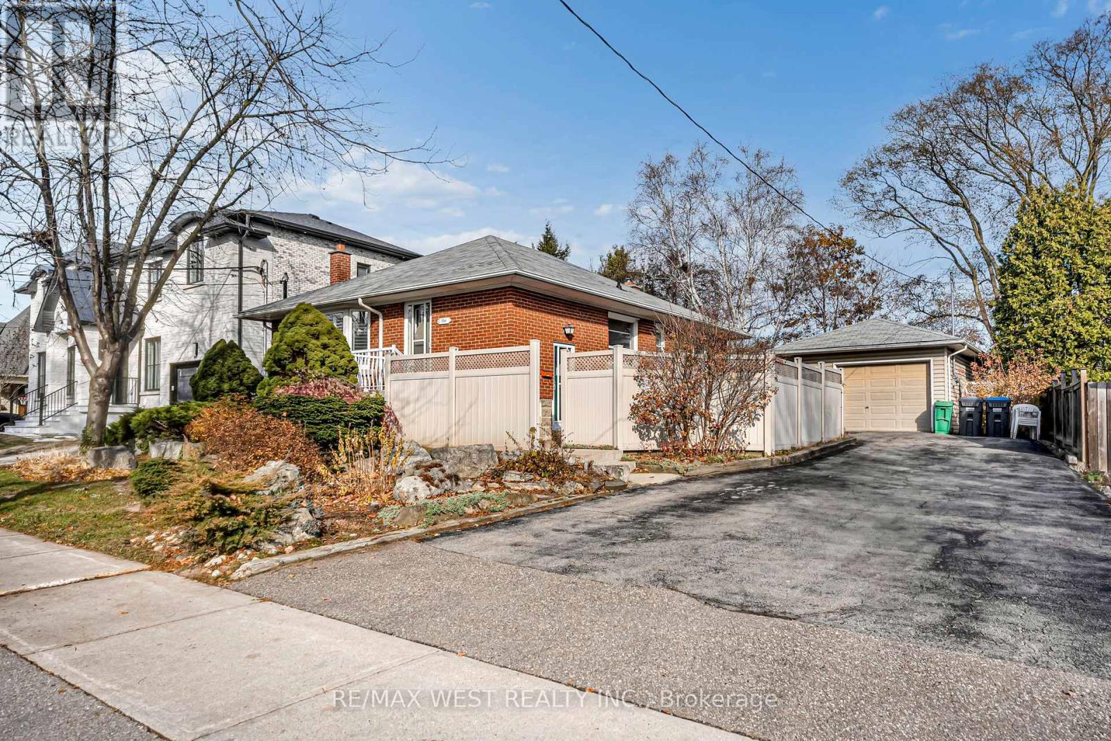 1361 Kenmuir Avenue, Mississauga, Ontario  L5G 4B3 - Photo 4 - W12576816