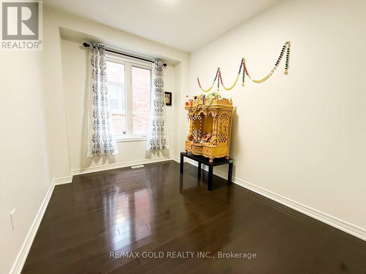 21 Parity Road, Brampton, Ontario  L6X 0Z3 - Photo 5 - W12576850