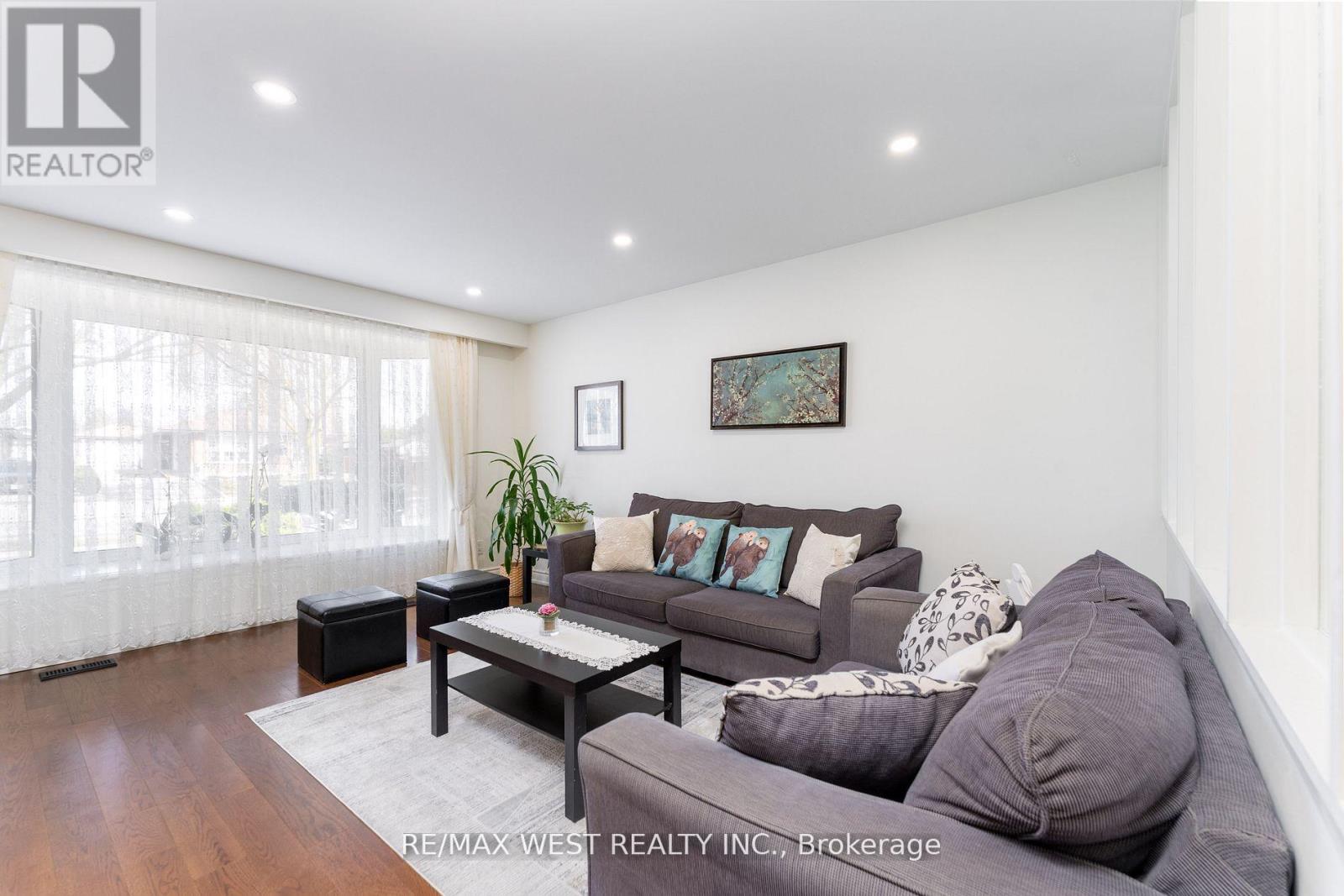 11 Farley Crescent, Toronto, Ontario  M9R 2A5 - Photo 16 - W12576852