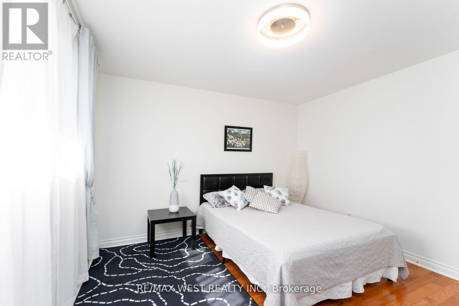 11 Farley Crescent, Toronto, Ontario  M9R 2A5 - Photo 22 - W12576852